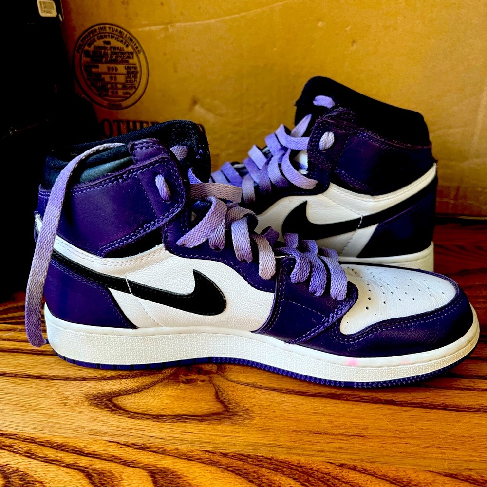 Air Jordon 1 retro Hugh OG. Purple and white